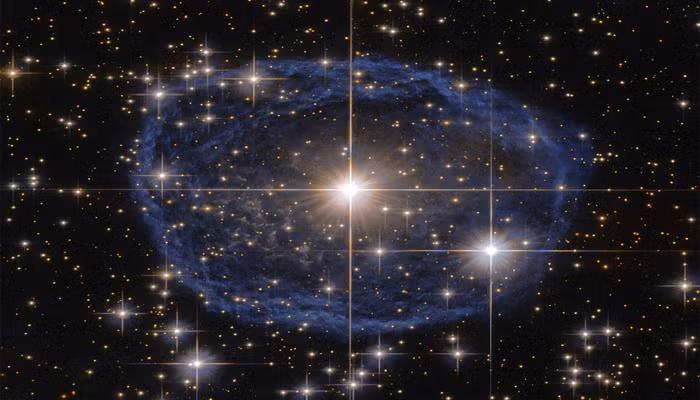 Bi an bong bong mau xanh bao quanh sao Wolf-Rayet