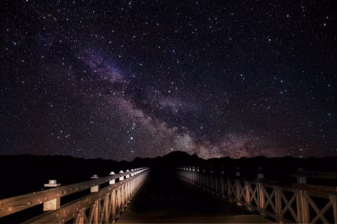 Anh dep an tuong thien ha Milky Way nga minh tren cau