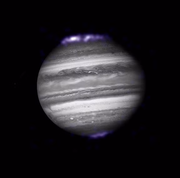 Ngày 28/2/2007, tàu vũ trụ New Horizons của NASA Chandra trên đường di chuyển đến sao Diêm Vương, họ đã phát hiện khối X- Ray tím càng quét một cực sao Mộc. Nguồn ảnh: MNN.