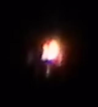 Những UFO khối màu dị dạng này phần lớn phát ra các màu đỏ cam, màu lửa và màu vàng, hồng tím... nối đuôi nhau chao lượn trên bầu trời