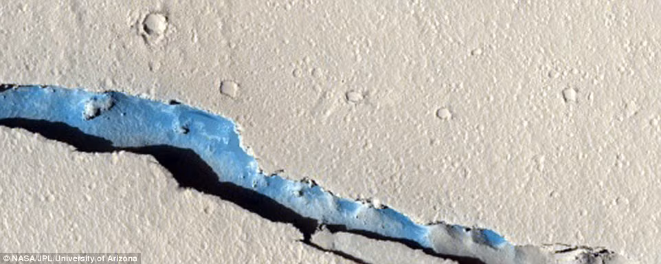 Cerberus Fossae là một hệ thống gãy địa chất ở phía đông nam vùng Elysium. Trước đó, khu vực này từng là nơi có dòng dung nham, và nước băng tan chảy tràn qua. Tuy nhiên, giờ đây, khu vực này bỗng hóa thành một sa mạc lạnh cùng một vết đứt gẫy bí ẩn.