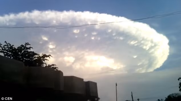  Đ ám mây UFO khổng lồ này là một khối mây trắng tròn có hình UFO di chuyển nhanh về phía Tây Bắc thành phố Cartagena, Colombia. Nguồn ảnh: Dailymail.