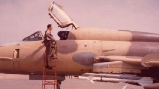Nỗi ám ảnh của người đàn ông từng bắn vào một UFO Noi am anh cua nguoi dan ong tung ban vao mot UFO