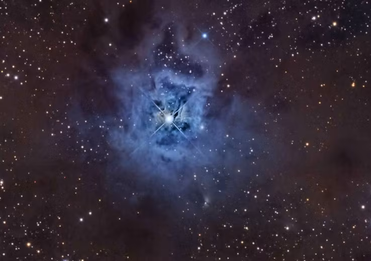 Lần này, tinh vân Iris bất ngờ lọt vào ống kính máy ảnh thiên văn của nhiếp ảnh gia thiên văn Ron Brecher chụp từ Guelph, Ontario vào ngày 10/ 9/2016. 