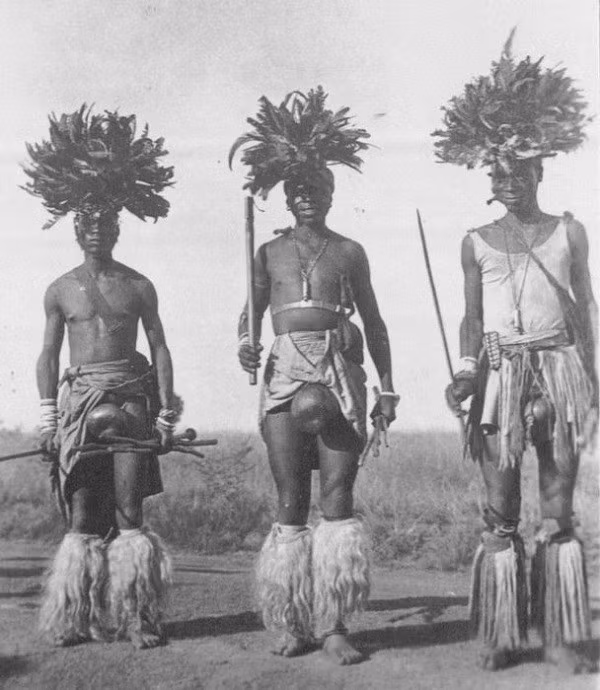 Sau khi hoàn thành nghi lễ, các chàng trai của bộ tộc Xhosa bị phết bùn lên mặt và phải sống trong lều của mình (đã được dựng từ trước đó 3 tuần) trong vòng 3 tuần - 1 tháng. Trong 7 ngày đầu, họ sẽ không được dùng tay để cầm thức ăn hay cốc uống nước.