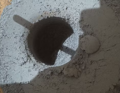 Hố khoan tròn tuyệt đẹp trên một tảng đá có tên là Telegraph. Nguồn ảnh: NASA/JPL-Caltech/MSSS.