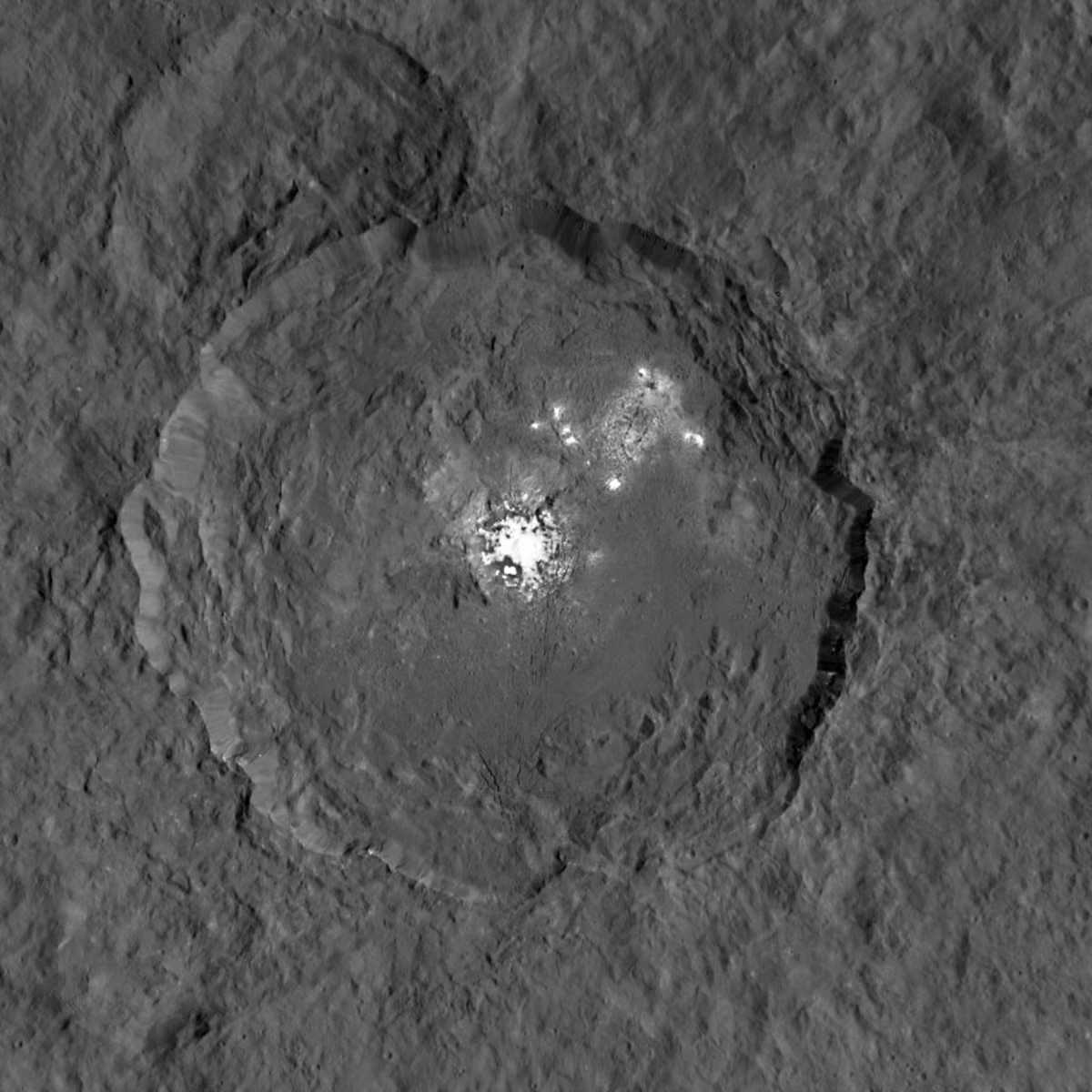 Ceres là tiểu hành tinh lớn nhất trong hệ Mặt trời, do tàu vũ trụ Dawn của NASA khám phá vào năm 2015. Trong ảnh là một đốm sáng kỳ lạ vừa được phát hiện trên hành tinh lùn Ceres. Nguồn ảnh: Space.com.