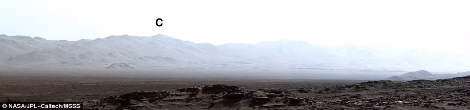Và đây là đỉnh C trên cao nguyên, cao 1900 m, chụp ở khoảng cách 27,3 km. Phía bên phải là khu vực mờ ảo sáng chói do ánh sáng mặt trời mọc chiếu vào. Nguồn ảnh: Dailymail. 