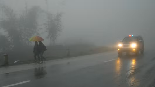 Các điều kiện để hình thành hiện tượng sương mù bao gồm: độ ẩm tương đối của không khí phải cao; nhiệt độ không khí tương đối thấp và tốc độ gió yếu hoặc lặng gió.