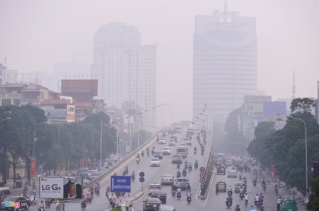 Sương mù là hiện tượng hơi nước trong khí quyển ngưng kết lại thành những hạt nước nhỏ li ti lơ lửng trong không khí. Ở Việt Nam, hiện tượng này thường xảy ra thường xuyên vào các tháng từ cuối mùa thu đến cuối mùa xuân, nhưng nhiều và mạnh nhất vào các tháng mùa đông.