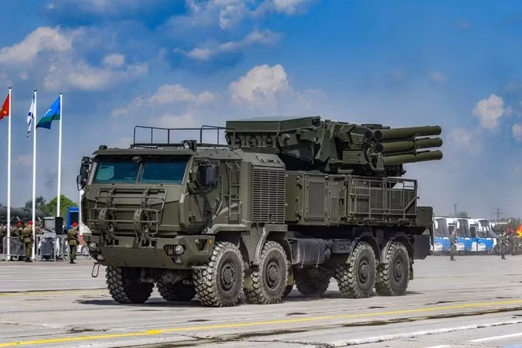 Hệ thống tên lửa - pháo phòng không tầm thấp Pantsir-S1M đã được chính thức ra mắt trong đội hình các phương tiện cơ giới tập trung về thủ đô Moskva chuẩn bị cho Lễ duyệt binh Ngày chiến thắng hôm 24/6 tới đây.