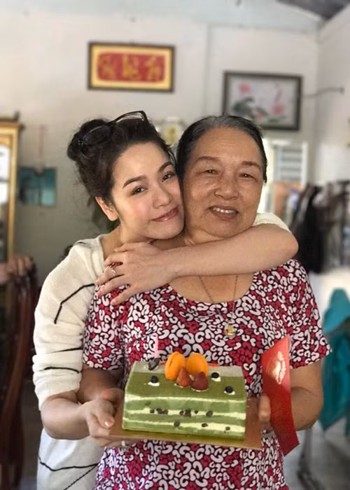 Nhật Kim Anh gửi lời chúc mừng sinh nhật đến mẹ: “Chúc mẹ yêu của con sinh nhật thật nhiều sức khoẻ luôn vui vẻ và hạnh phúc bên chúng con. Con yêu mẹ”.