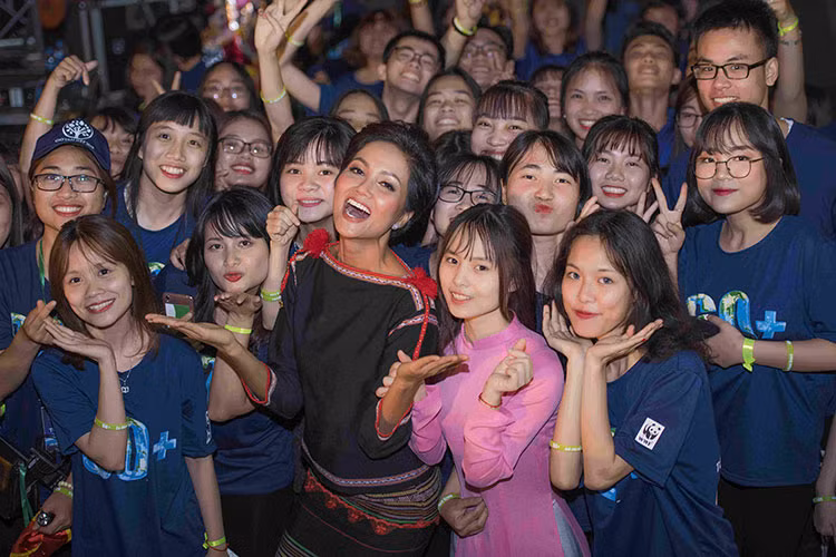 Hình ảnh H’hen Niê thân thiện với fans ghi điểm trong mắt khán giả.