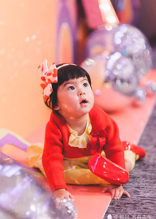 Bé Bobo chào đời vào tháng 3/2017, là con gái út của Giả Tịnh Văn và Tu Khải Kiệt.