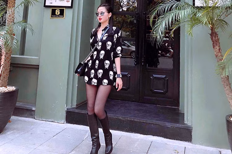 Hot girl Tâm Tít khoe chân dài miên man trên phố.