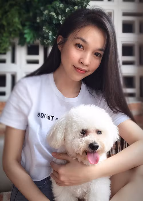 Hiền Thục tâm sự: “Bạn Thục không có ai theo đuổi, năng lượng tỏa ra chỉ có con nít và con cún này thích mà thôi”.