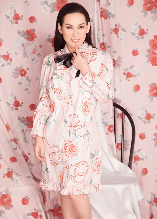 Phi Nhung luôn đứng ngoài thị phi của showbiz và kín tiếng về đời tư. Bao năm qua, khán giả chỉ biết cô có "người tình" ở trên sân khấu là ca sĩ Mạnh Quỳnh. Nhưng bạn bè trong giới thì không lạ chuyện Phi Nhung có không ít người theo đuổi, thậm chí cả đại gia.