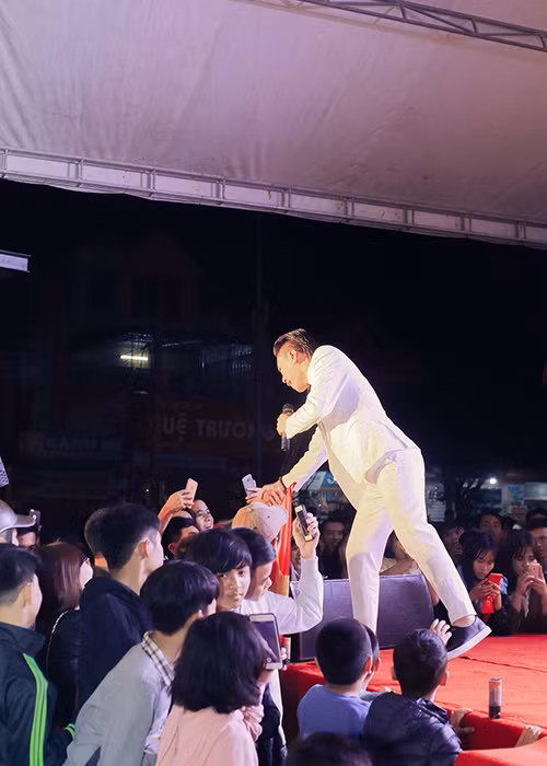 Khi mới vào nghề, Châu Việt Cường khá nghèo nên ai mời anh cũng nhận show đi hát.