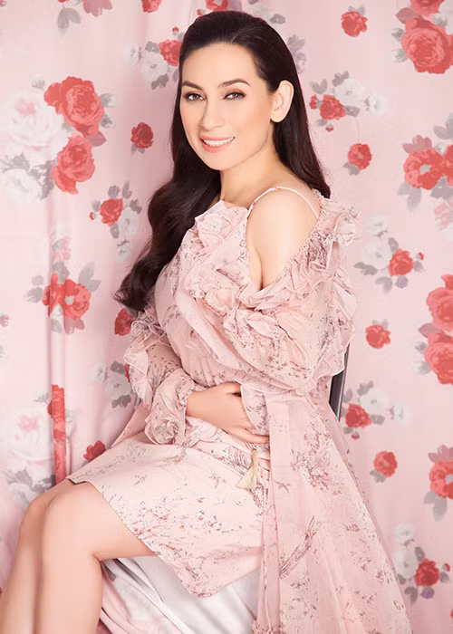 Dịp Tết Nguyên Đán vừa qua, nữ ca sĩ Phi Nhung tất bật chạy show. Sau thời gian bận rộn, cô trở về chùa - nơi nuôi dưỡng hơn 20 người con nuôi của cô.