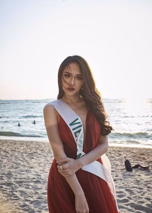 Hương Giang Idol khiến người đối diện khó rời mắt bởi vẻ gợi cảm.