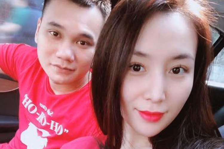 Khắc Việt chia sẻ: “Mới có lễ ăn hỏi thôi mà đêm qua đi làm về thấy vợ để sẵn nước muối ngâm chân trước khi đi ngủ, thế cưới rồi có được quyền lợi gì hơn nữa không các ông? Hay là đang chơi bài lừa đấy?”.