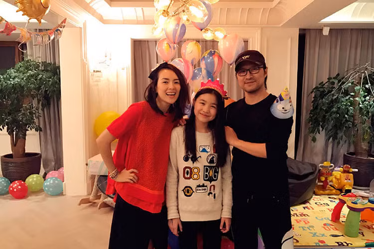 Chương Tử Di không ít lần khoe khéo mối quan hệ thân thiết với con gái riêng của chồng. Ảnh: Weibo