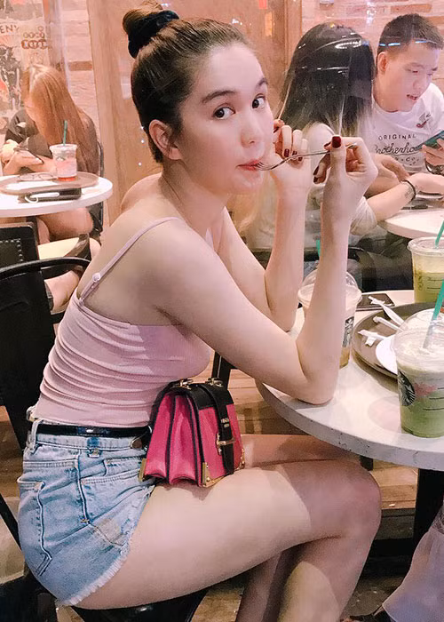 Ngọc Trinh than thở cô tăng cân vì buồn.