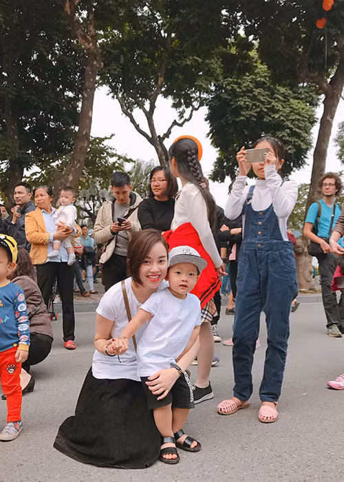  Con trai của Ly Kute luôn quấn quýt không rời mẹ.