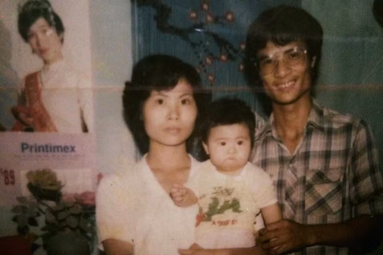 Hoa hậu Ngọc Hân tiết lộ: “Định mệnh với lây vía là có thật chăng. Chả thế mà con bé trong ảnh cũng được đội vương miện sau 21 năm giống chị xinh ở tấm lịch kìa (chị trong tấm lịch là Hoa hậu Việt Nam đầu tiên Bùi Bích Phương đăng quang năm 1988)”.
