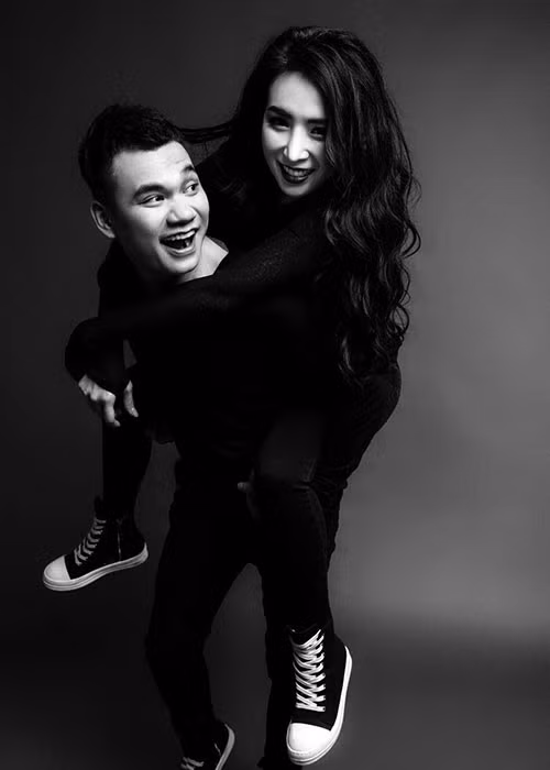 Khắc Việt nhắn nhủ vợ: “Ngày mai là 1/4. Và anh chọn ngày mai là ngày cưới của chúng mình, để anh có thể được thề non hẹn biển với em bét nhè mọi thứ, nếu sau này có chuyện gì xảy ra em cũng không thể trách được anh, vì mai là ngày cá tháng 4. Nhưng mai là em cưới thật đấy không dối đâu nhé các anh chị em bạn bè nhé".