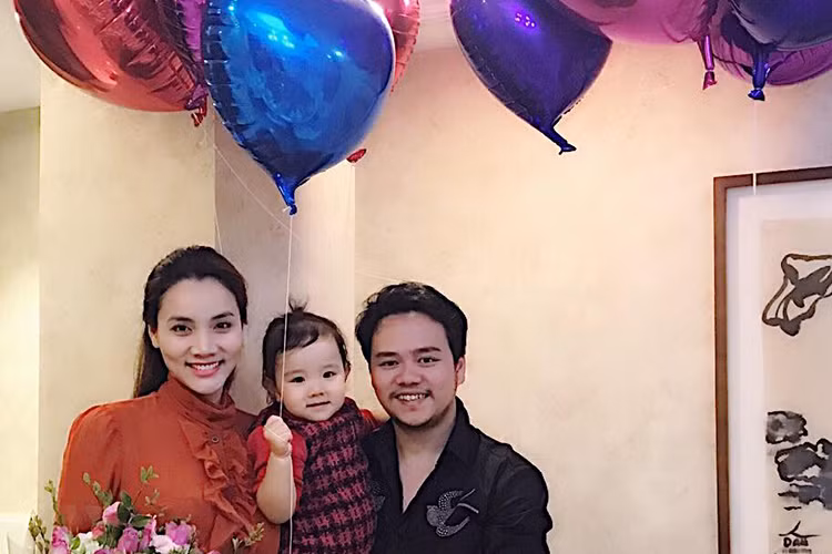 Sau khi lấy chồng, Trang Nhung ít xuất hiện trong các hoạt động giải trí mà chỉ chú tâm lo cho gia đình.