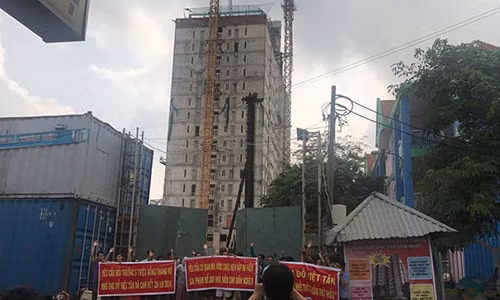 Khách mua nhà tại dự an Tân Bình Tower liên tục biểu tình, phản đối đòi nhà suốt 2 năm qua.