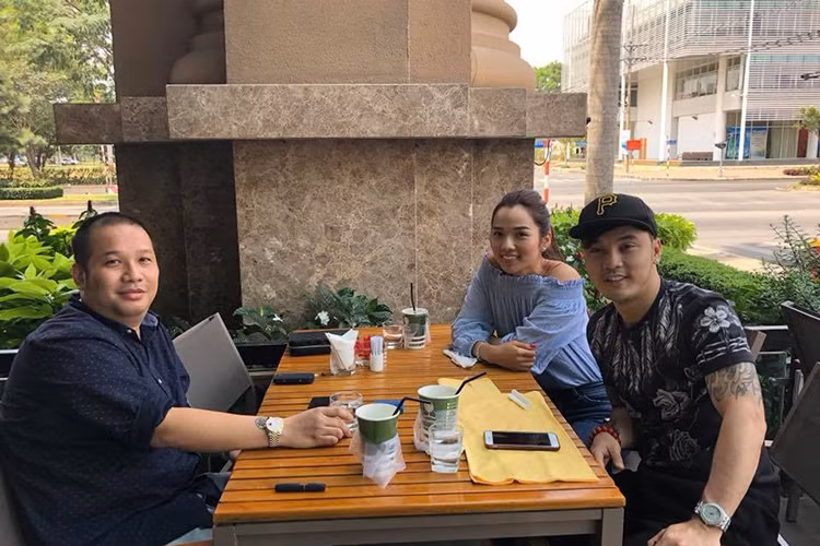 Vợ chồng Ưng Hoàng Phúc gặp gỡ ông bầu Quang Huy.