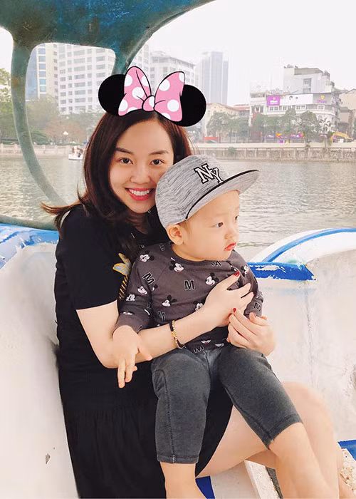 "Chúc em bé của mẹ càng lớn càng thông minh hơn nữa, ngộ nghĩnh hơn nữa, đáng yêu hơn nữa và luôn ngoan ngoãn nghe lời ông bà và mẹ như bây giờ nha. Mẹ yêu con", Ly Kute gửi lời chúc đến con trai.