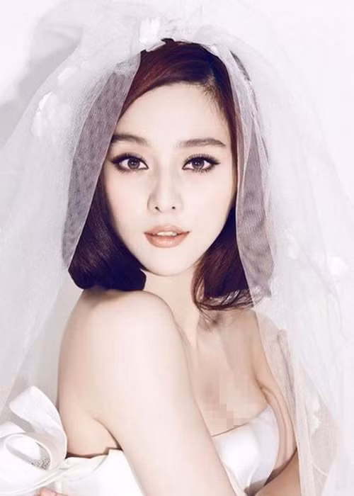 Hình ảnh của Phạm Băng Băng trong thiết kế váy cưới gợi cảm khiến fans ngất ngây. Ảnh: Elle