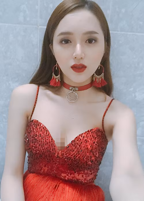 Từ khi bước chân vào showbiz, Hương Giang Idol xây dựng hình ảnh nữ ca sĩ gợi cảm.