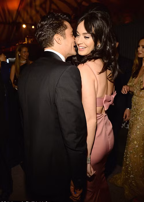 Đại diện của Katy và Orlando từng chia sẻ với Mailonline, Katy đã cố gắng nhưng không thể quên Orlando. Cô vẫn còn dành nhiều tình cảm cho bạn trai cũ.