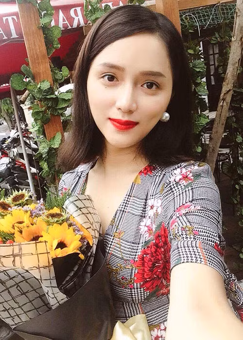 Hương Giang Idol đang trở thành tâm điểm của dư luận sau chiến thắng tại đấu trường sắc đẹp quốc tế dành cho người chuyển giới.
