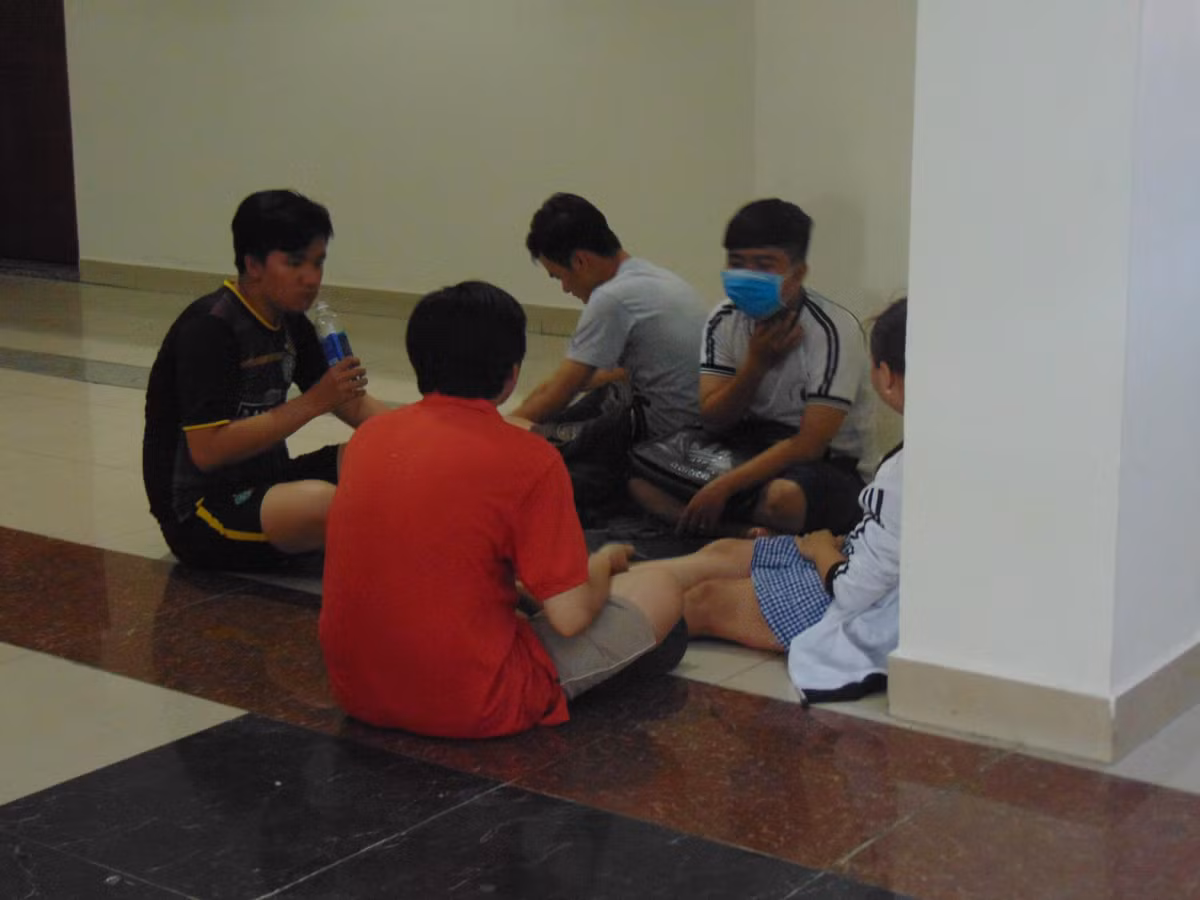Trao đổi với chúng tôi, cô X., sống tại tầng 7 tòa nhà A của khu chung cư Carina cho biết vào khoảng 1 giờ sáng hôm nay, trước hành lang bỗng dưng xuất hiện nhiều tiếng la hét. Thấy vậy, cô cùng chồng nhanh chóng chạy ra ngoài. Tuy nhiên, khi ra tới hành lang, cô quyết định quay lại vì khói bốc lên quá dày đặc.