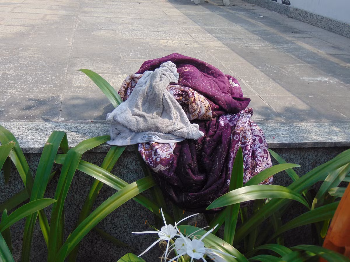 Mặc dù đã nhiều giờ trôi qua nhưng cô vẫn chưa thể bình tĩnh trở lại. Cô hoang mang chia sẻ: "Nhà cô chỉ có hai vợ chồng già, con cái thì ở xa. Lúc đầu cô chạy ra nhưng thấy khói nhiều quá nên quay lại. Trong đầu cô lúc đó nghĩ chắc chắn mình chết rồi. Vì vậy, cô mới nói với chú chẳng thà chết trong phòng còn có vợ, có chồng chứ không muốn mất xác ngoài hành lang. Sau đó, cô với chú vào trong phòng đóng kín cửa lại, dùng khăn thấm ướt chặn hết các cánh cửa, chờ xe cứu hỏa đến cứu".