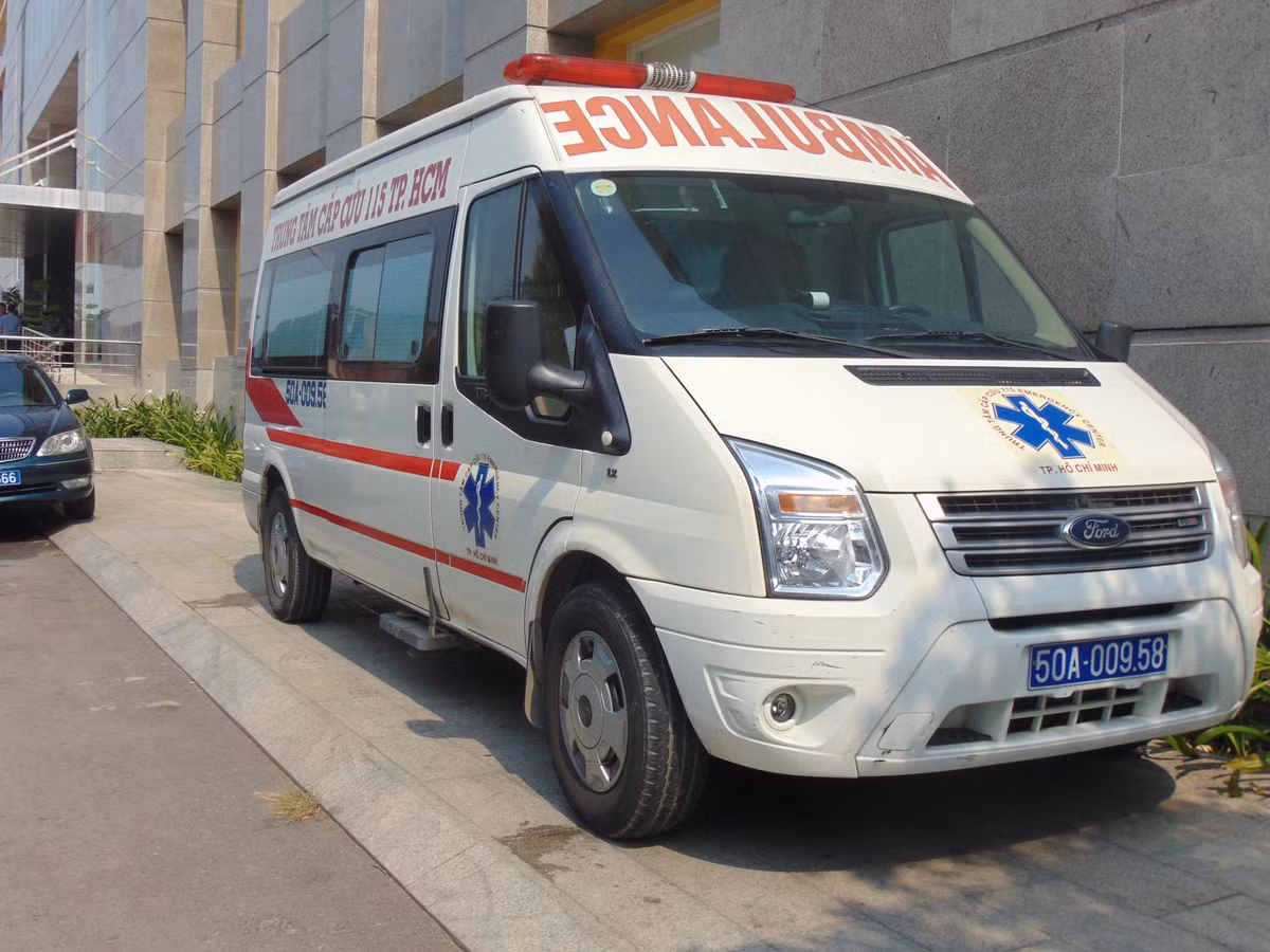 Xe cấp cứu và lực lượng y tế luôn túc trực tại hiện trường đề phòng trường hợp khẩn cấp - Ảnh: Phương Duy, Hồng Ngân
