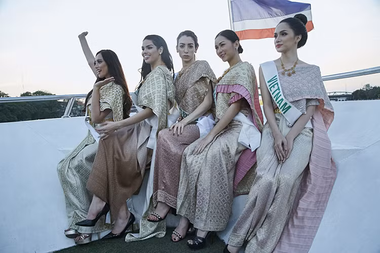 Đại diện Việt Nam vừa cùng các thí sinh diện trang phục truyền thống của phụ nữ Thái Lan. Ảnh: BTC