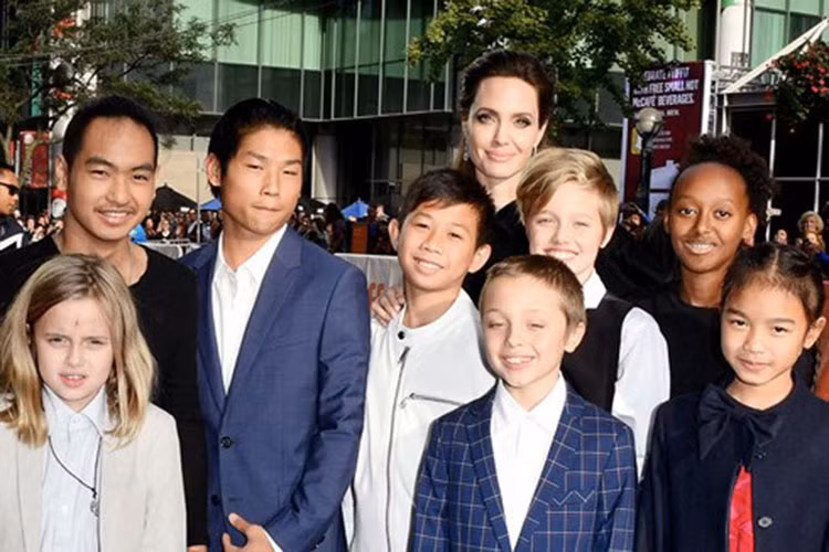 Về phía Angelina Jolie, sau khi ly hôn, cô một mình chăm sóc 6 người con: 3 con nuôi, 3 con ruột. Ảnh: Instyle