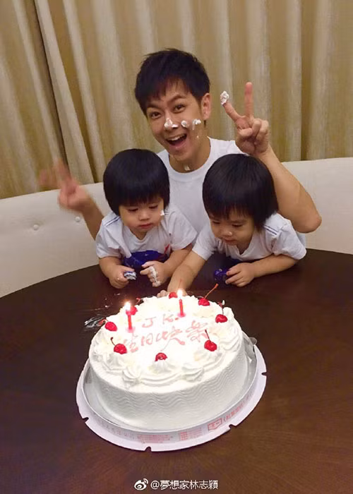 Trên trang cá nhân, ngôi sao nổi tiếng xứ Đài thường xuyên chia sẻ hình ảnh cặp song sinh. Ảnh: Weibo