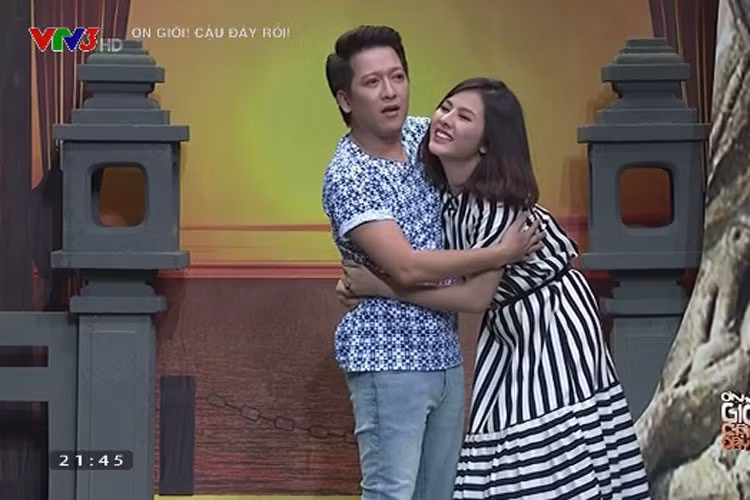 Cũng trong trong "Ơn giời, cậu đây rồi", khi diễn chung với Vân Trang, Trường Giang chủ động ôm bạn diễn nữ. Ảnh: Chụp màn hình