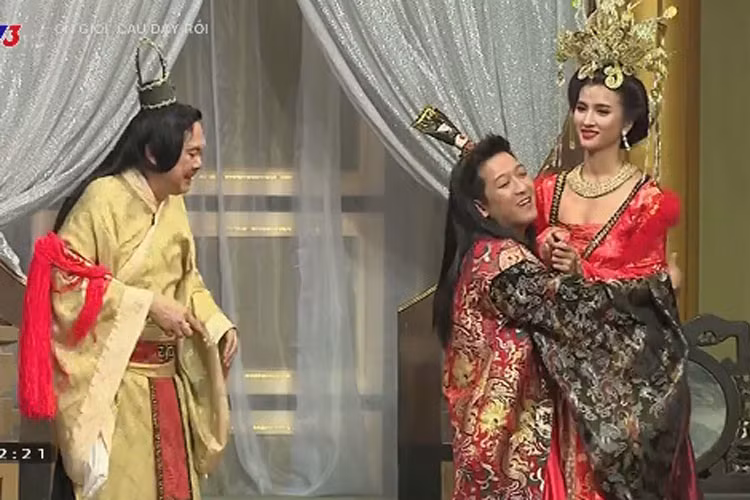  Trường Giang hẹn hò Nhã Phương được 3 năm. Dù đã có bạn gái nhưng nam danh hài vẫn có thói quen “đụng chạm” các bạn diễn nữ như Kim Tuyến (trong ảnh), Vân Trang... Ảnh: Chụp màn hình