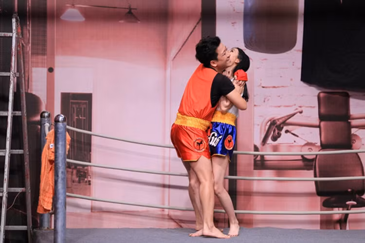 Làm khách mời "Ơn giời, cậu đây rồi", Mai Hồ không thể tránh được những phân cảnh Trường Giang đòi ôm. Ảnh: Zing