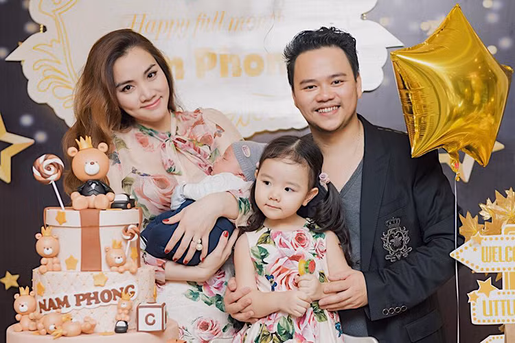 Hình ảnh nữ diễn viên phim “Scandal: Hào quang trở lại” hạnh phúc bên chồng và các con.
