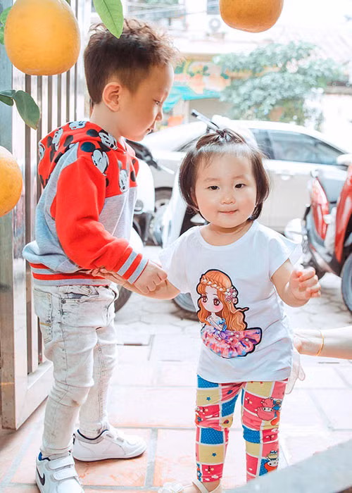 Vợ của Tuấn Hưng chia sẻ: “Hôm nay ngày sinh nhật gái yêu của mẹ, đến giờ phút này đây mẹ vẫn nhớ như in khoảnh khắc khi vừa nghe tiếng khóc của con chào đời. Thấy con khóc nước mắt mẹ cũng chảy theo vì hạnh phúc quá. Giây phút đấy sao mà thiêng liêng thế. Vèo cái con đã 1 tuổi rồi, trộm vía nhìn con người lớn chững chạc lắm rồi nhé. Chúc gái xinh của mẹ hay ăn chóng lớn, biết nghe lời ông bà bố mẹ. Mẹ yêu con và thương con nhiều lắm”.