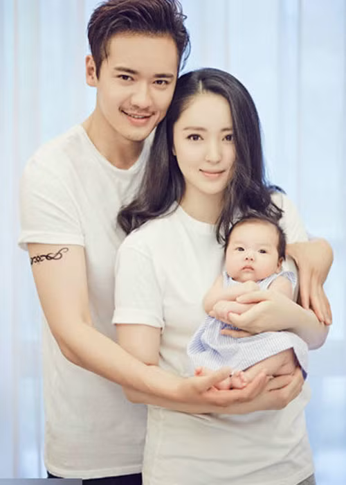 Tháng 6/2016, Đổng Tuyền hạ sinh con gái đầu lòng. Ảnh: Weibo